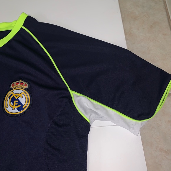 Official Real Madrid Replica Shirt - Picture 4 of 7
